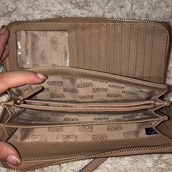 Tan Michael Kors purse & wallet - Picture 7 of 8